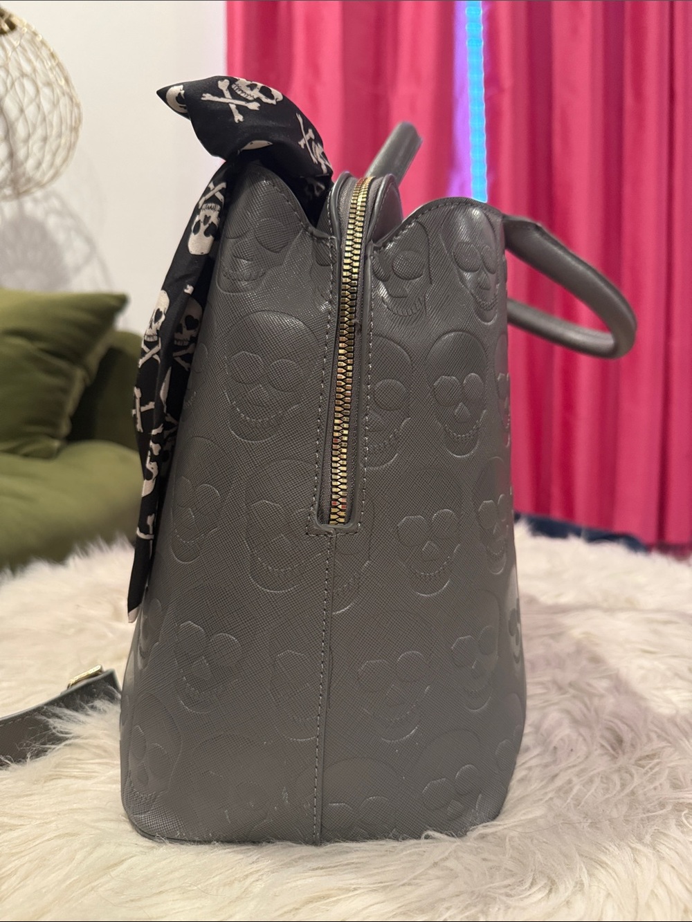 Betsey Johnson Skull large tote w/bow - Picture 10 of 11